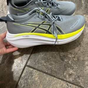Men’s Asics Gel-Nimbus 27 size 12.5